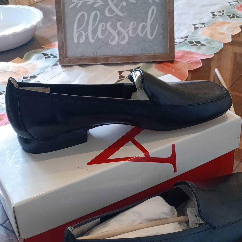 Black Leather Loafers, Anne Klein, Size 8 1/2 - Picture 6 of 6